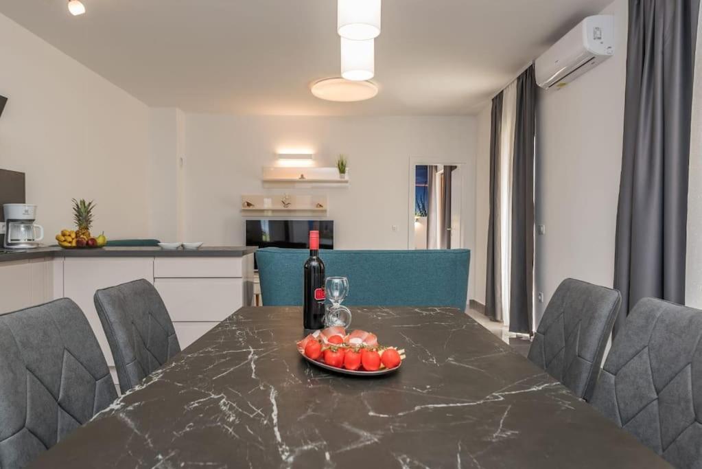 Villa Mattina, With Heated Pool And Jacuzzi Privlaka  Exterior photo